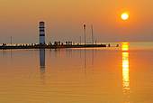 Sonnenuntergang an der Mole mit Leuchtturm - HDR-Foto © Gerhard Obermayr
