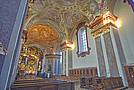 Der Altar vom Kreuzgang aus